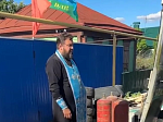 В Калаче священник окропил святой водой гуманитарную помощь и благословил волонтеров на доставку груза