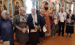 В Каменке благочинный вручил благодарности жителям за помощь бойцам специальной военной операции