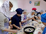 В воскресной школе села Воробьевка состоялся кулинарный мастер‑класс, посвященный благотворительной акции «Белый цветок»