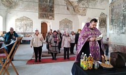 На приходах Богучарского благочиния священнослужитель совершил Таинство Соборования в преддверии Страстной седмицы