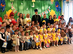 Священник поздравил воспитанников детских садов города Богучар с праздником Христова Воскресения