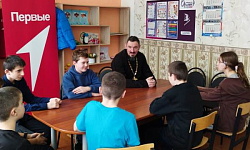 В сельской школе священник провел урок на тему «Героизм в светской истории и православии»