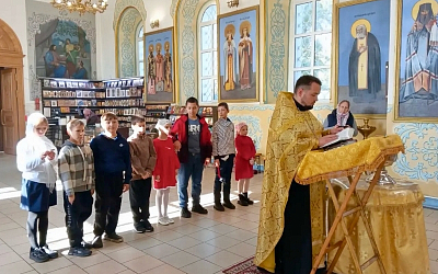 В Богучаре в храме святого мученика Иоанна Воина прошел молебен на начало учебного года для воспитанников Воскресной школы