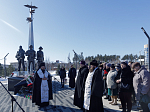 Архипастырь совершил заупокойное богослужение у мемориала военнослужащим, погибшим при исполнении воинского долга