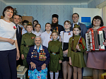 Секретарь Россошанской епархии и воспитанники воскресной школы «Добро» поздравили ветерана с Днем Победы и личным 100-летним юбилеем