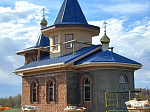 В храме Покрова Пресвятой Богородицы села Новобогородицкое состоялся подъем куполов и крестов на храм