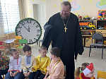 Святочные встречи: протоиерей Владимир Шереметов рассказал дошколятам о Рождестве и Крещении