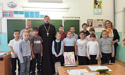 Клирик Каменского благочиния провел просветительскую беседу со школьниками о важнейших духовно-нравственных ценностях