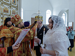 Епископ Россошанский и Острогожский Дионисий совершил венчальную Литургию в храме святителя Митрофана, первого епископа Воронежского, села Верхний Мамон