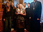 Представители молодежного актива благочиния поздравили пожилых прихожан собора с Рождеством Христовым