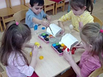 В детском саду прошел мастер-класс по росписи пасхальных яиц