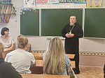 Священник принял участие в родительском собрании в Репьевской СОШ