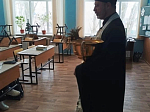 Клирик Калачеевского благочиния благословил учащих и учащихся местных школ на предстоящий год