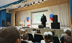 Помощник благочинного по молодежной работе иерей Димитрий Ткаченко поздравил учащихся и коллектив Калачеевской СОШ № 6 с Днем знаний