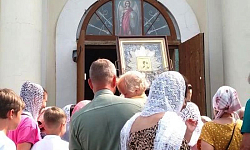 В Михайло‑Архангельском храме города Острогожска встретили казачий крестный ход с иконой Божией Матери «Избавительница от бед»