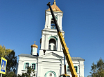 На колокольню Свято-Троицкого храма подняли три новых колокола