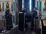В Великий понедельник вечером епископ Дионисий молился за вечерним богослужением в Ильинском соборе