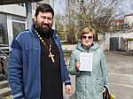 Священник поздравил жителей поселка Подгоренский со Светлой Пасхой