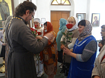 Благочинный после праздничного богослужения поздравил с Женским православным днем прихожанок и сотрудниц благочиния