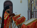 В Неделю 6-ю по Пасхе, о слепом, епископ Дионисий совершил Божественную литургию в Воскресенском соборе Белогорского мужского монастыря
