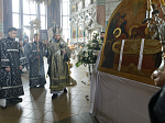 В пятницу Страстной седмицы Преосвященнейший епископ Дионисий совершил вечерню с выносом Плащаницы Спасителя в Ильинском кафедральном соборе Россоши