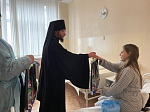 В Рождественский сочельник Преосвященнейший Дионисий, епископ Россошанский и Острогожский, посетил посетил акушерское отделение Россошанской районной больницы