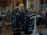 Епископ Дионисий совершил утреню Великого Пятка с чтением двенадцати Страстных Евангелий в Ильинском кафедральном соборе г. Россошь