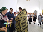 На приходах Богучарского благочиния священник совершил Таинство Соборования