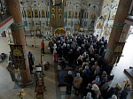 В пятницу Страстной седмицы Преосвященнейший епископ Дионисий совершил вечерню с выносом Плащаницы Спасителя в Ильинском кафедральном соборе Россоши