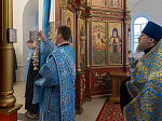 В преддверии престольного праздника Архипастырь совершил всенощное бдение в Покровском храме с. Шапошниковка Ольховатского района