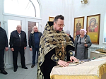 На приходах Богучарского благочиния священник совершил Таинство Соборования