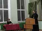 Иерей Алексий Курганский выступил с докладом на общешкольном родительском собрании. 