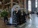 В пятницу Страстной седмицы епископ Дионисий совершил вечерню с выносом Плащаницы Спасителя в Ильинском кафедральном соборе г. Россошь