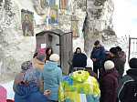 Паломники из Россоши помолились за монастырским богослужением
