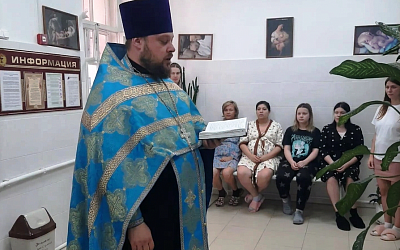 Иерей Андрей Рыбак посетил родильное отделение в городе Острогожске
