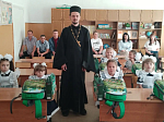 Иерей Никита Кравцов поздравил учащихся МКОУ Новокриушанской СОШ с Днем знаний и подарил первоклассникам канцелярские наборы