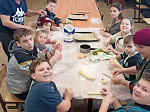 В воскресной школе при храме Вознесения Господня города Калач провели мастер-класс по выпечке жаворонков