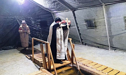 В ночь Крещенского сочельника на городском пляже реки Богучарка города Богучар состоялось Великое освящение воды