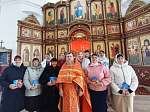 В храмах Россошанского благочиния прихожанок поздравили с Днем жен-мироносиц