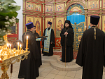 В преддверии престольного праздника Архипастырь совершил всенощное бдение в Покровском храме с. Шапошниковка Ольховатского района