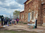 Священник совершил чин освящения пасхальной снеди в селах Богучарского района и в местном психоневрологическом интернате