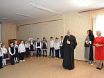  В с. Репьевка благочинный посетил праздничное мероприятие в местной школе
