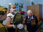 Секретарь Россошанской епархии и воспитанники воскресной школы «Добро» поздравили ветерана с Днем Победы и личным 100-летним юбилеем