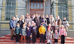 Священнослужитель провел экскурсию по Александро-Невскому храму города Россошь для учеников 1 класса средней общеобразовательной школы № 2