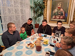 В трапезной Казанского храма поселка Каменка молодежь «Круг радости» обсудила фильм «Мы из будущего»