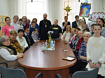В Святки воспитанники воскресной школы Покровского храма поздравили пожилых людей с Рождеством Христовым