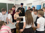 В Богучарской СОШ № 2 прошел классный час ко Дню славянской письменности со священником