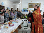 Священнослужители Острогожского благочиния поздравили с Воскресением Христовым сотрудников и жильцов местного психоневрологического интерната
