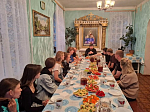В трапезной Казанского храма прошел показ фильма «Притчи» и поздравление матушки Надежды