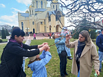 В преддверии праздника Пасхи воспитанники детского сада № 23 города Россоши украсили деревья Свято-Ильинского кафедрального собора